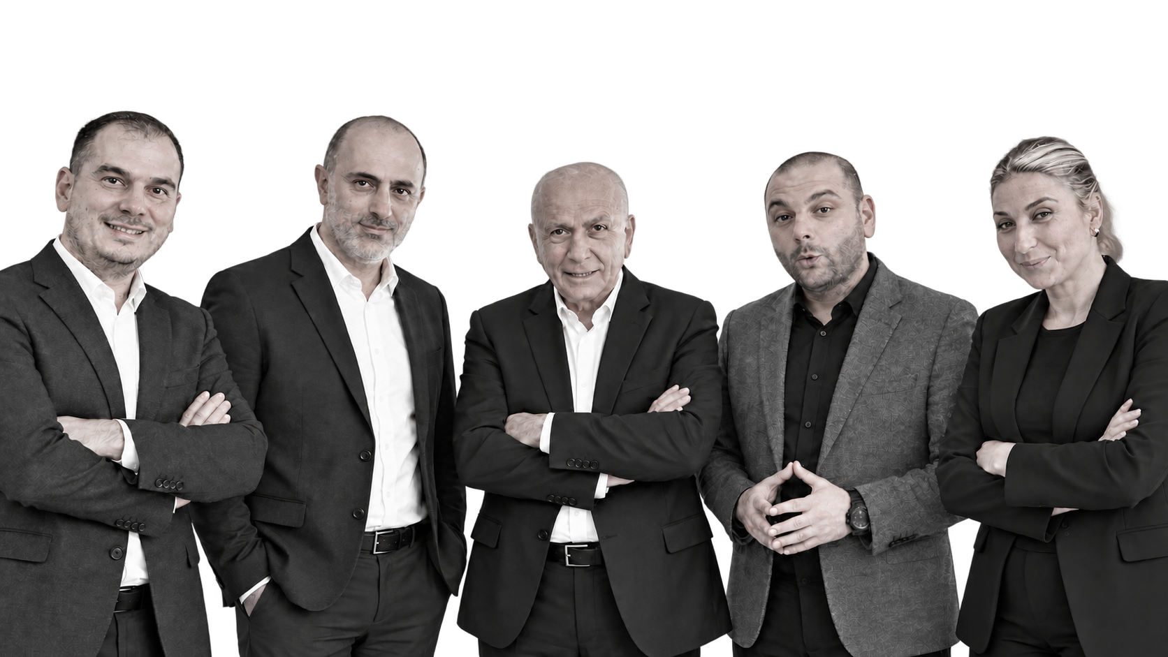 Ofisimizde birlikte duran ekip üyelerimizin siyah-beyaz fotoğrafı.